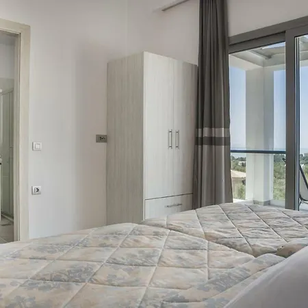 Willa Trapezaki Sleeps 6 Pool Air Con