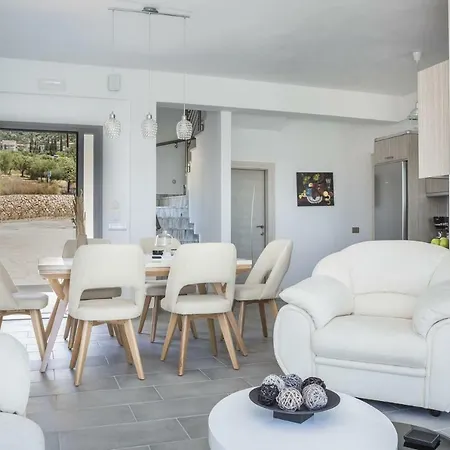 Trapezaki Sleeps 6 Pool Air Con فيلة